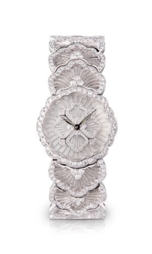 Reloj de plata con detalles florales