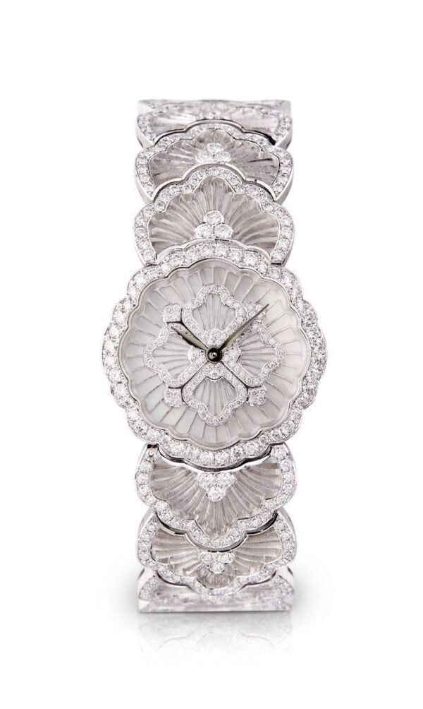 Reloj de plata con detalles florales